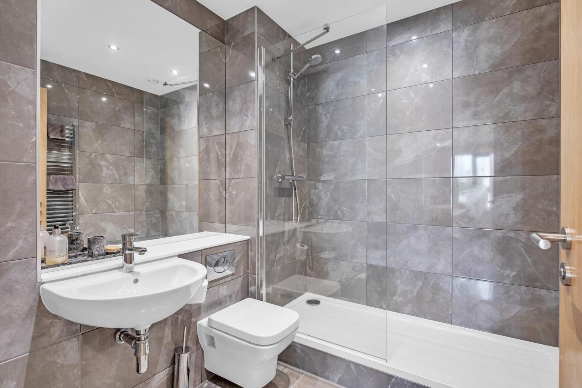 Luxurious & Glamorous Centrally Located 2 Bedroom 2 Bathroom Apartment - Central Birmingham - Secure Parking - Netflix מראה חיצוני תמונה
